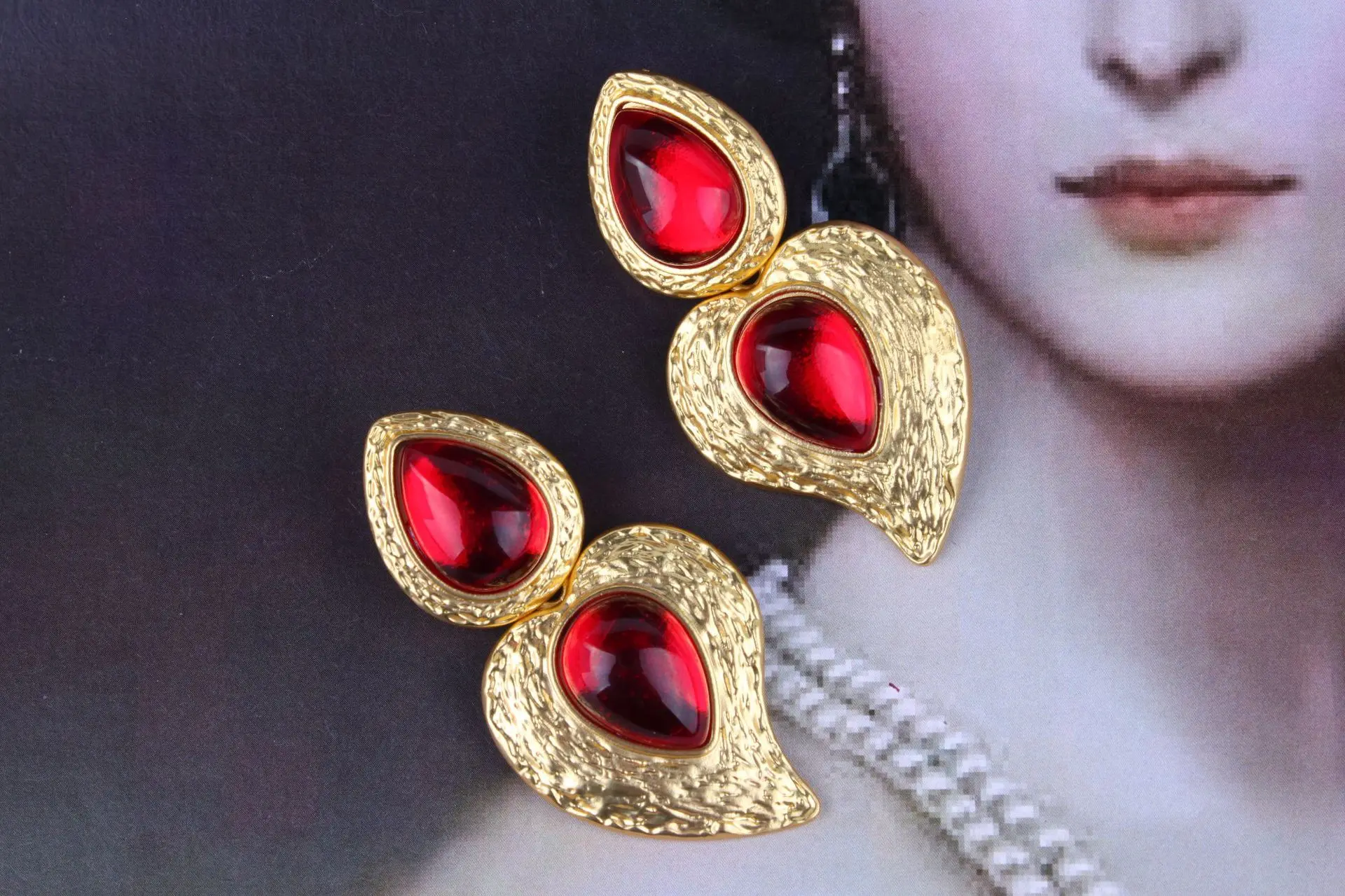 

Vintage Style Red Heart Drop Earrings For Women Resin Acrylic Long Earrings Antique Metal Geometric Shape Jewelry Accessories