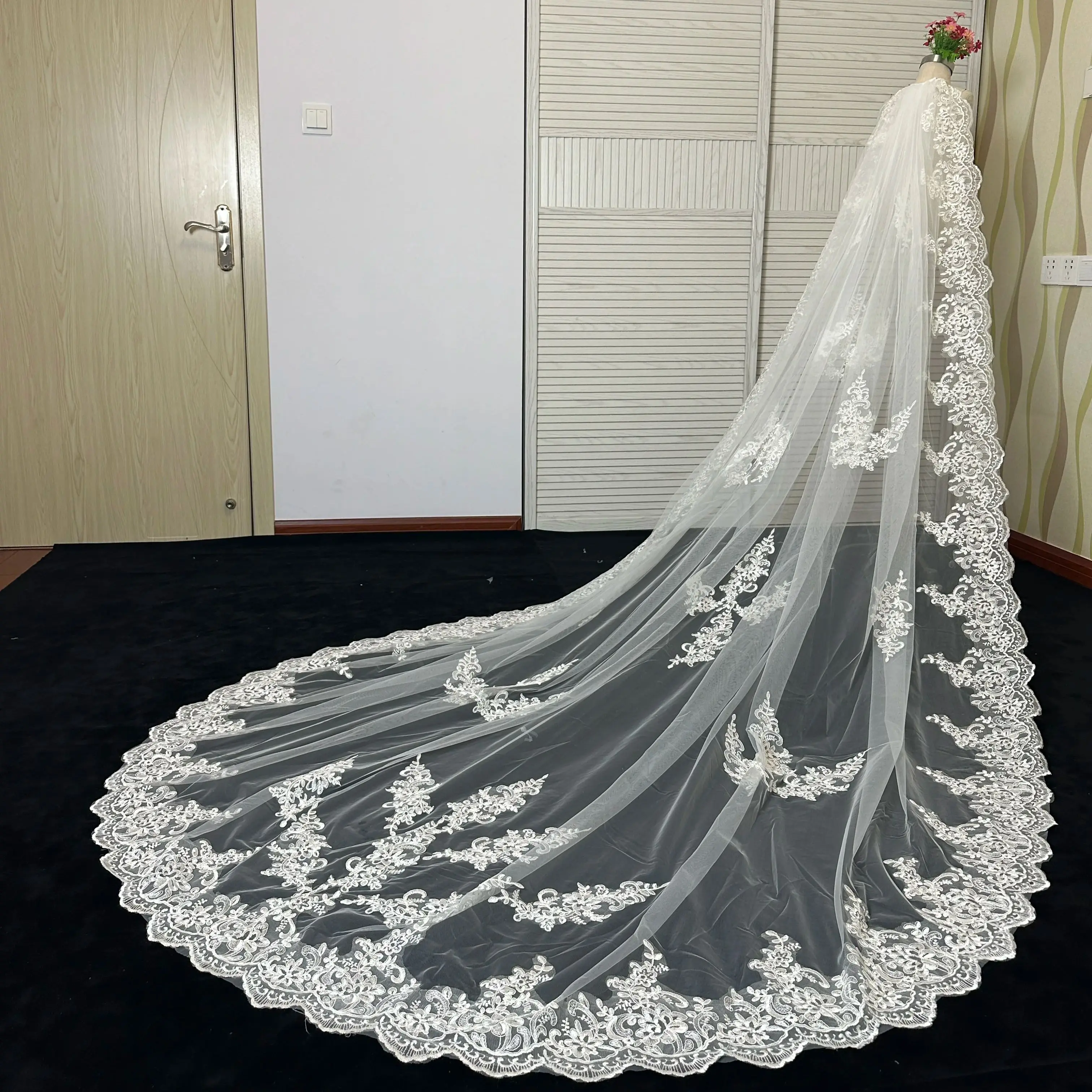 Real Photos Long Lace Bridal Veil with Comb 3.5 Meters 1 Layer Cathedral White Iovry Wedding Veil Wedding Accessories