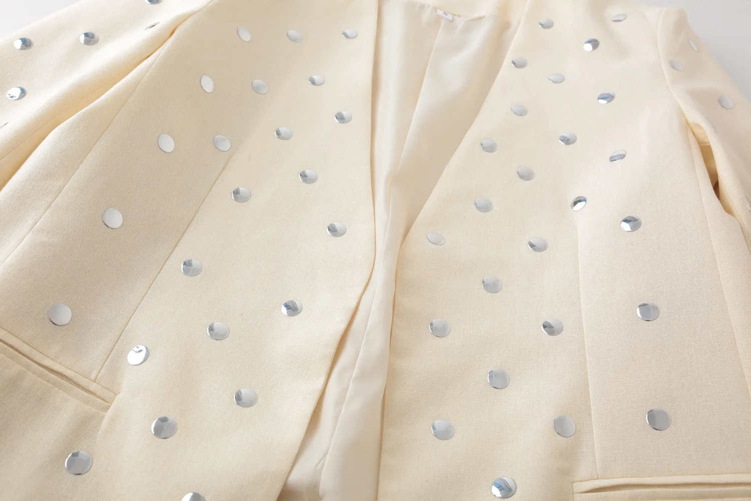 ملابس نسائية خريف 2025 منتج جديد بأكمام طويلة عصرية ومتعددة الاستخدامات فستان مزخرف بالترتر غير رسمي