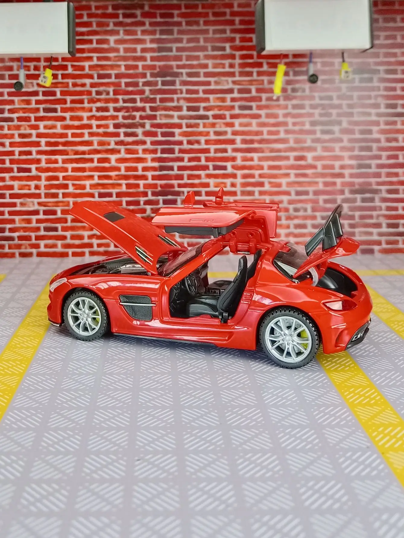 Coleção de ornamentos de modelo de carro de liga 1:32 SLS, portas e capô do motor, porta-malas pode ser aberto, presente de carro de brinquedo infantil