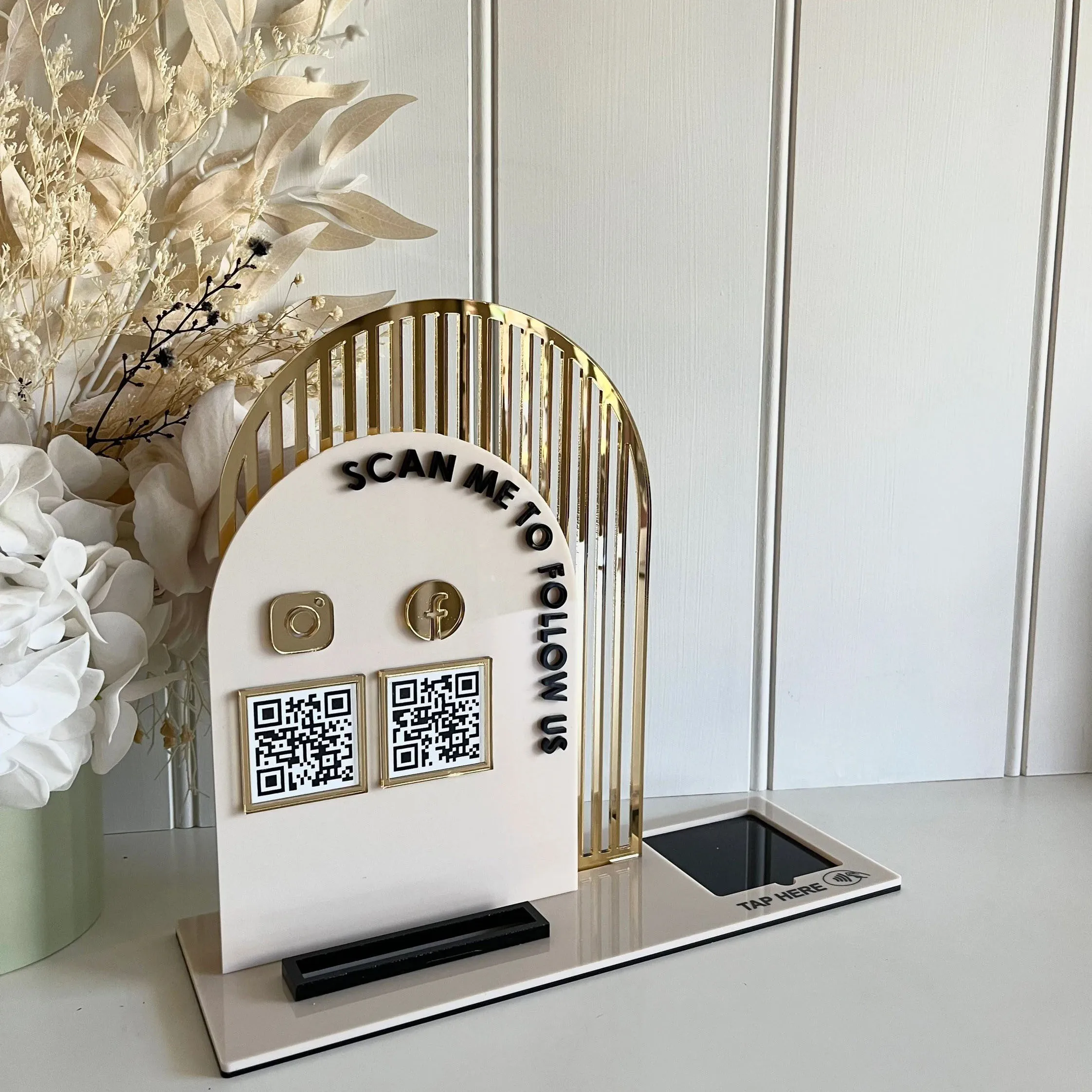 حامل رمز الاستجابة السريعة المقوس الحديث المخصص، لافتة عمل أكريليك قائمة بذاتها مع شاشة عرض الوسائط الاجتماعية المعاصرة على Instagram QR #5
