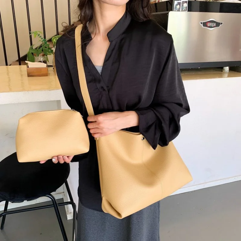 

Elegant Leather Women's Messenger Bag High-End Luxury Brand Trendy Design Commuter Daily Vintage Casual Bag​