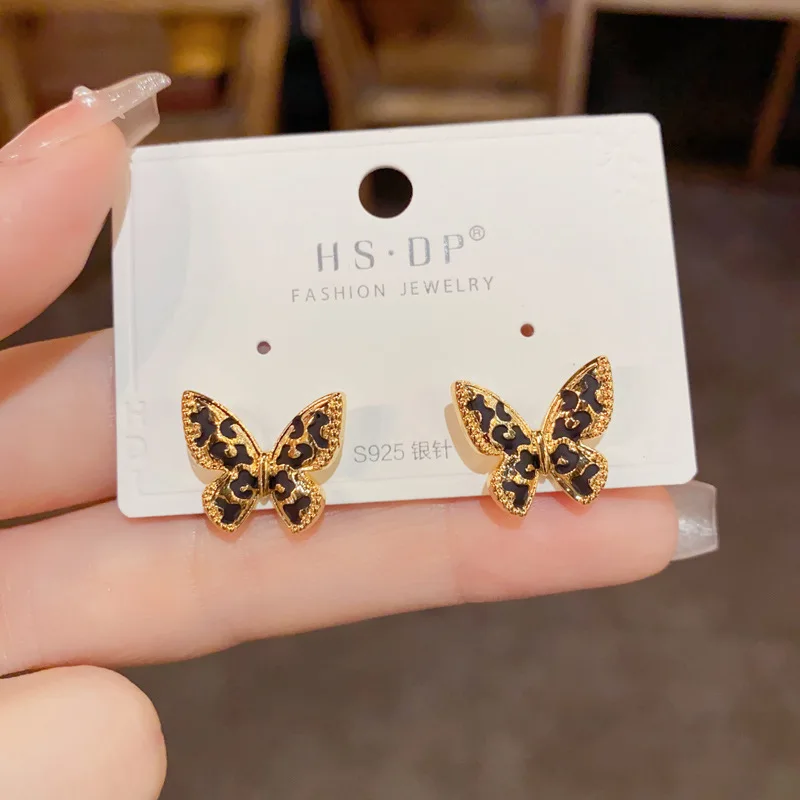 Anting-anting kancing kupu-kupu motif macan tutul logam Retro anting-anting jarum perak s925 baru musim gugur musim dingin modis dan sederhana