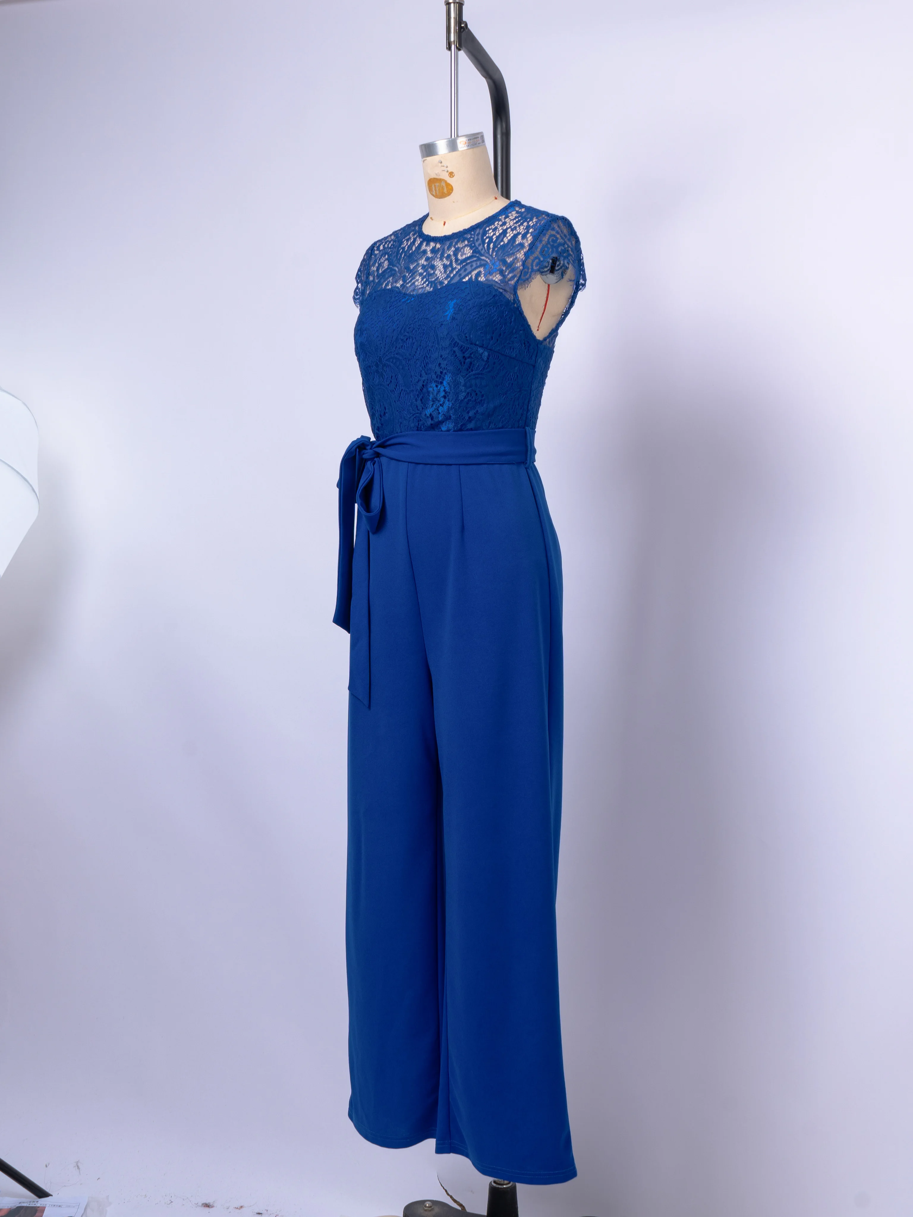 Damen-Sommer-Jumpsuit aus Spitze mit weitem Bein, formelles Outfit für Hochzeitsgäste, eleganter Frühlings-Overall mit Gürtel, kurzen Ärmeln, für Party und Abendveranstaltungen. – Detail 7