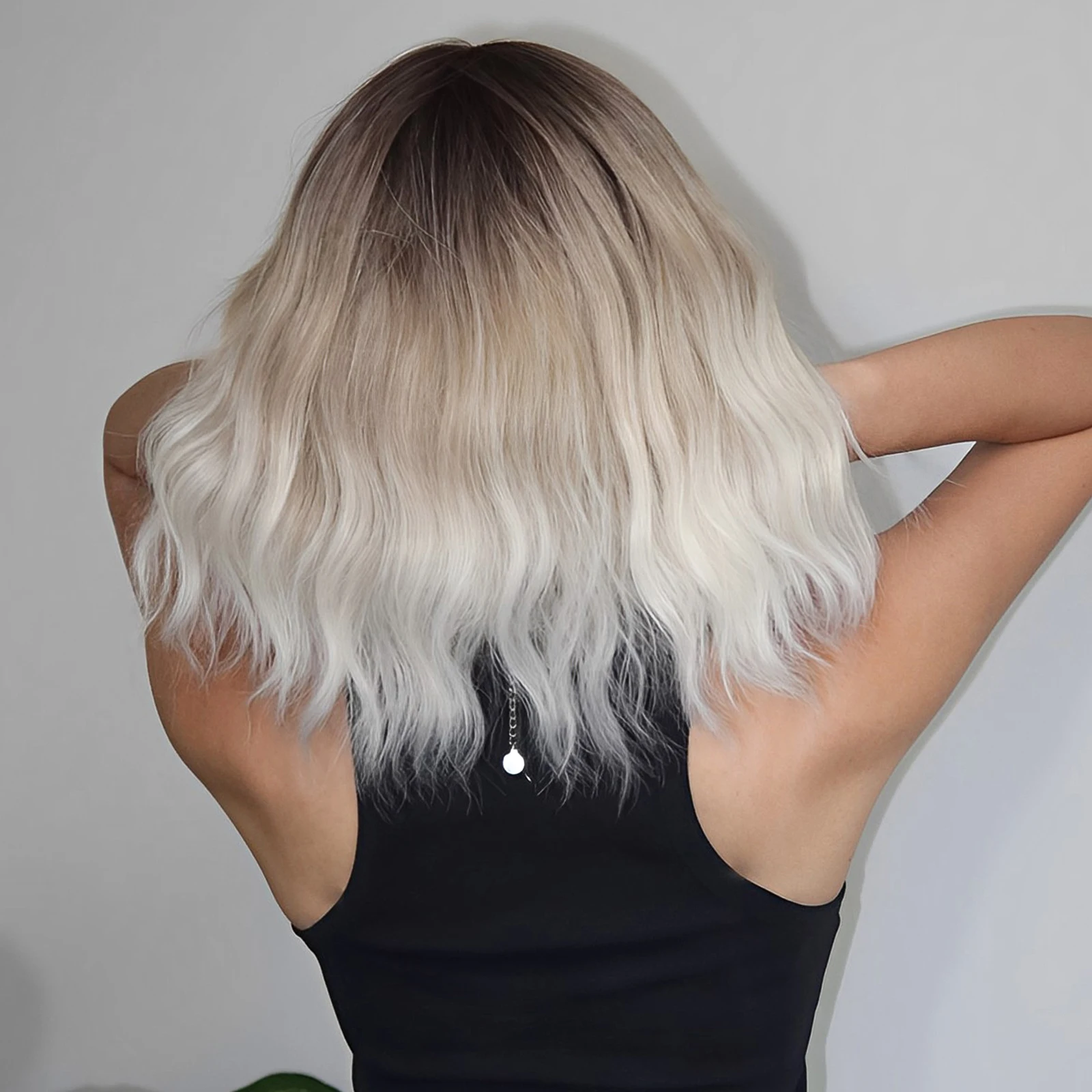 HAIRCUBE Krótkie faliste syntetyczne peruki Bobo z grzywką dla kobiet Ombre Brązowe blond Białe peruki Żaroodporne codzienne włosy Cosplay