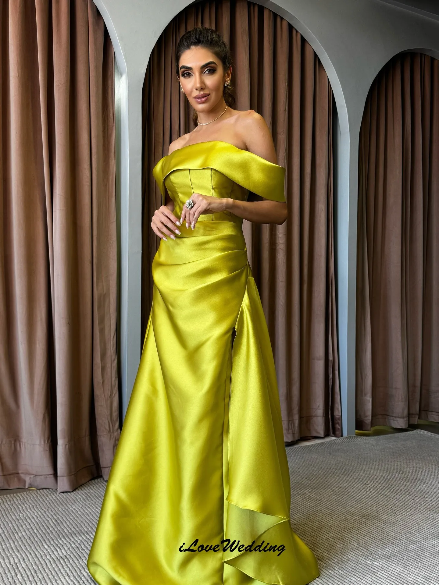 فساتين سهرة خضراء مكشوفة الكتف 2025 فستان حفلات الزفاف من الساتان للنساء ضيف على شكل حرف a مطوي فستان طويل للحفلات الراقصة مخصص