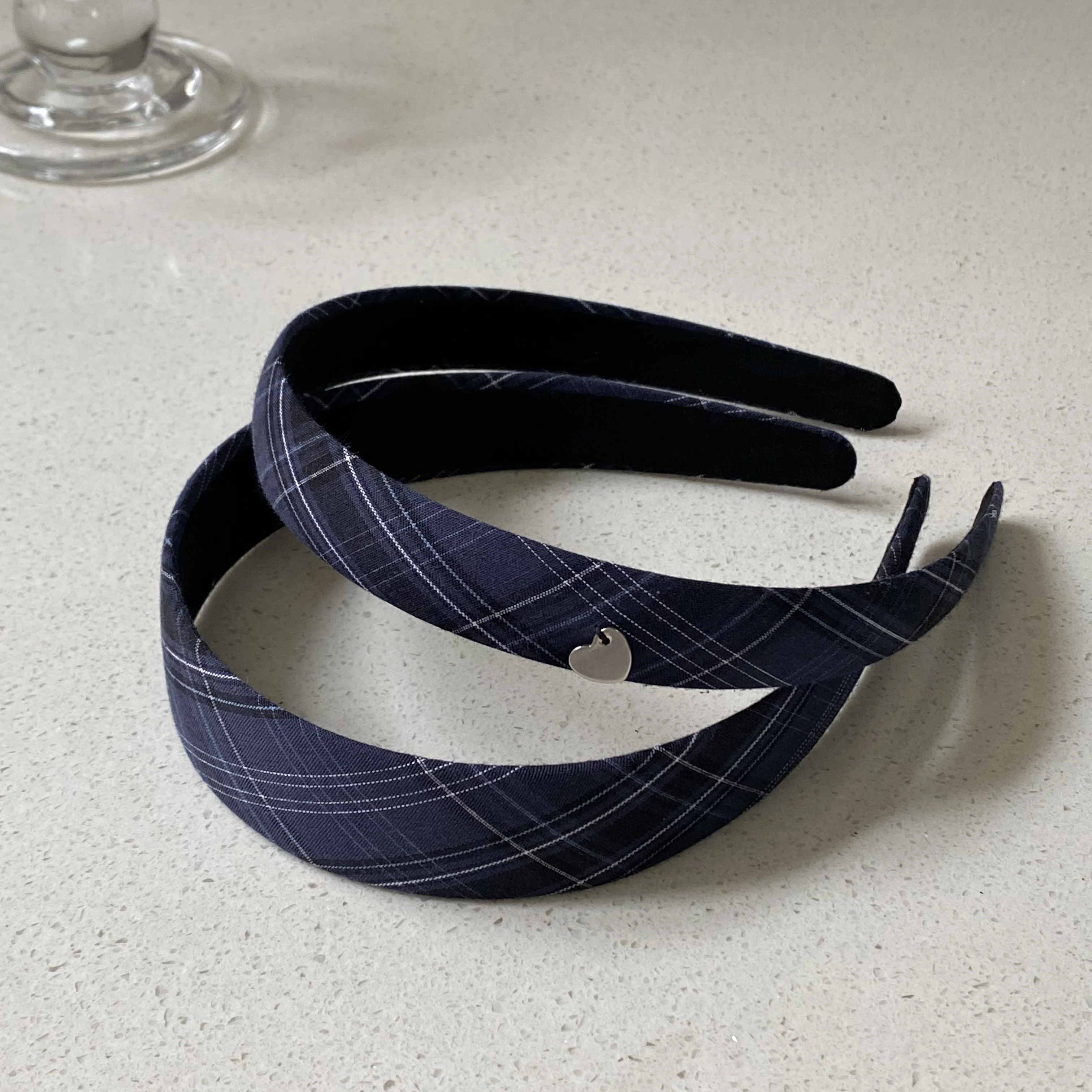 1 Stück marineblaue karierte Haar-Stirnbänder mit Herz-Dekor, stilvoller Haarschmuck für Frauen, süße Haarbänder für den Alltag und Partykleidung – Detail 4