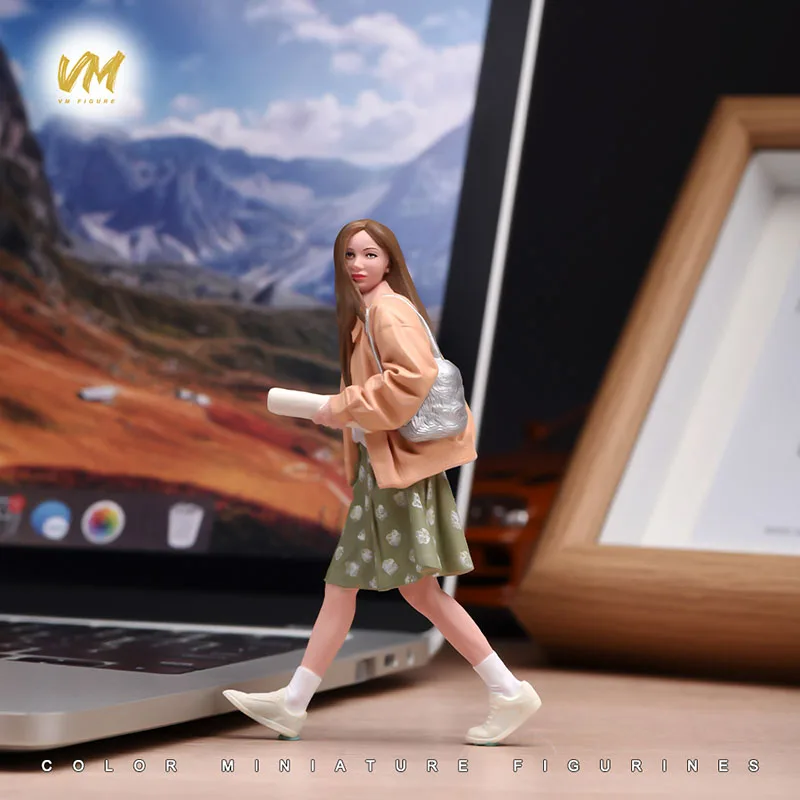 

Face Painted 1/18 1/24 Walking Female with Roll Paper Miniature Figure Street Scene Props for Cars Vehicles Desktop Ornament