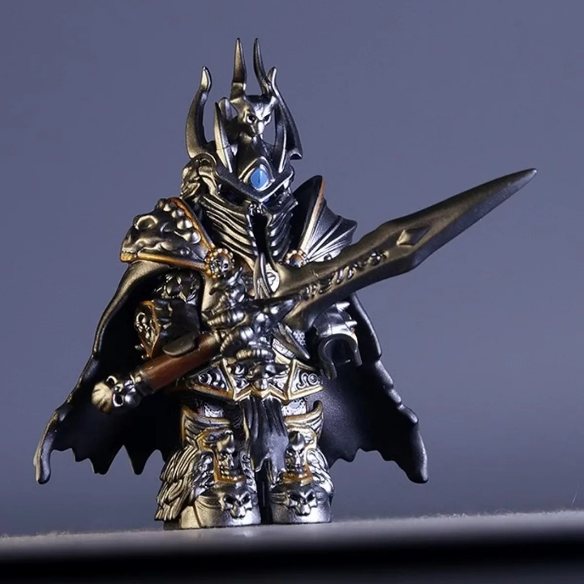 Mythic Lich King – Figura de tijolo inspirada – Conjunto de espada de caveira e armadura escura, ideal para entusiastas de edifícios de fantasia