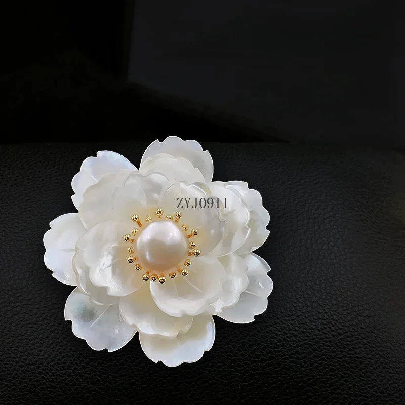 *z كاميليا بروش لؤلؤ المياه العذبة الطبيعية قذيفة زهرة دبوس الراقية رائعة فاخرة أنيقة الصدار المرأة دعوى مجوهرات