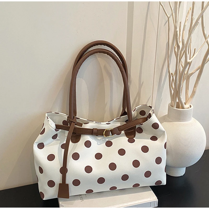 Neue koreanische stilvolle gepunktete Tragetasche, personalisierte lässige Schultertasche mit Gürteldekor, einfache, vielseitige Pendler-Unterarmtasche – Detail 3