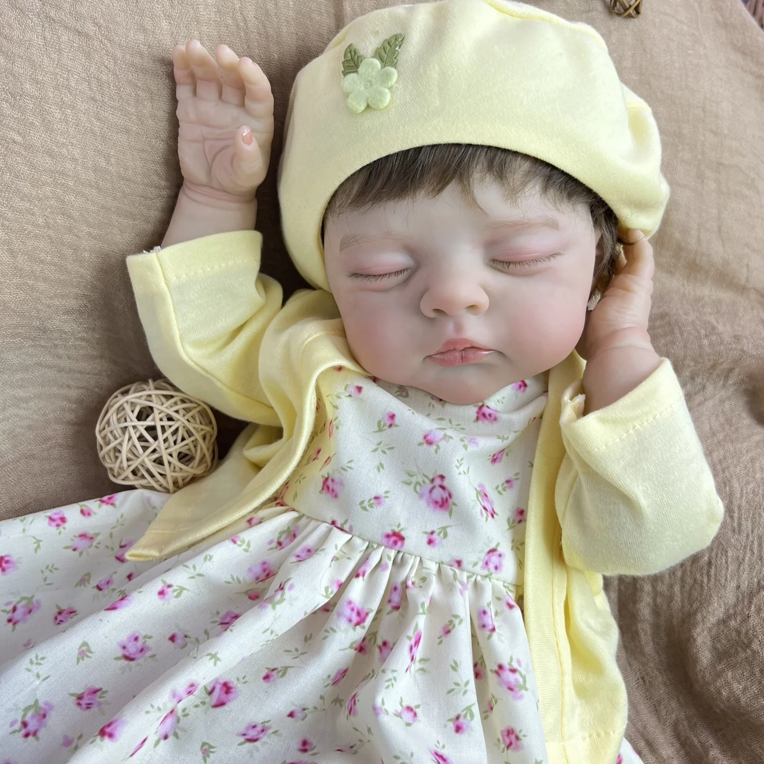 48 CM Lalka Reborn z Widocznymi Żyłkami, Urocza Zabawka dla Dzieci z Miękkim Materiałowym Ciałem, Realistyczna Kolekcjonerska Lalka na Prezent Urodzinowy