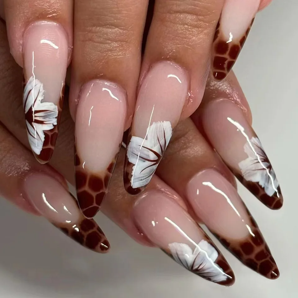 24 Piezas Uñas Postizas Set Francesas Verdes Largas Almendra con Diseño de Flor y Perla Falsas Arte Terminadas 4