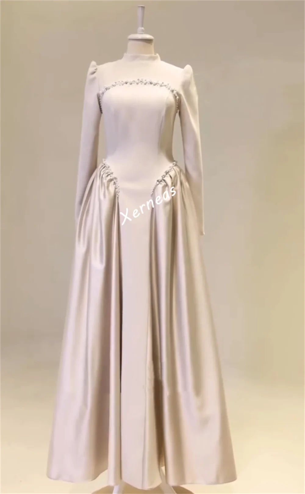 تخصيص Charmeuse الديكور الطية عالية الياقة ألف خط فساتين طويلة مناسبة مخصصة بريق المرأة مساء ثوب الحزب الكلاسيكي