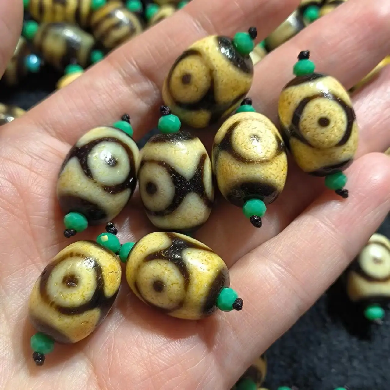 

1pcs/lot natural multi-pattern old agate dzi wholesale Yellow teeth Weathering lines Handmade beads Rare breeds Accessories taki