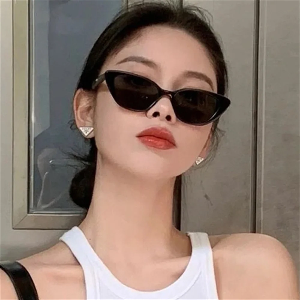 1 Pcs Retro Triangle Cat'S Eye Small Face Sunglasses Women'S High-End Sense Black Small Frame Sunscreen Shape Photo Sunglasses