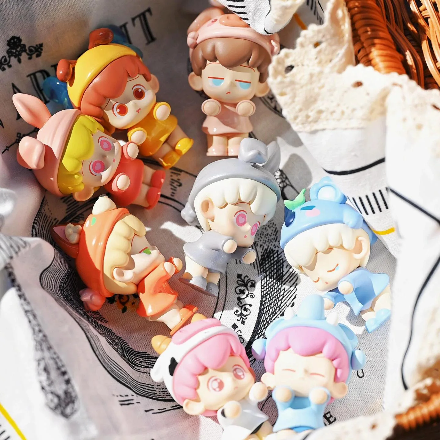 

EMOR Fantasy Land Series Mini Blind Box - Cute Collectible Vinyl Figures Creative Desktop Decor Kawaii Ornament Gift