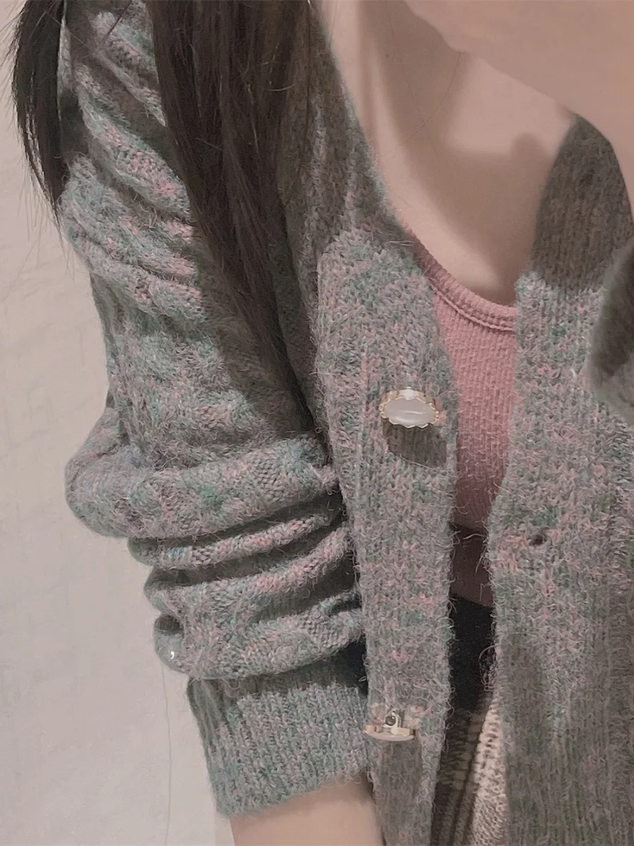 

Элитный плотный кардиган из смесовой розовой пряжи с эффектом ледяной вязки, с V-образным вырезом и жемчужными пуговицами