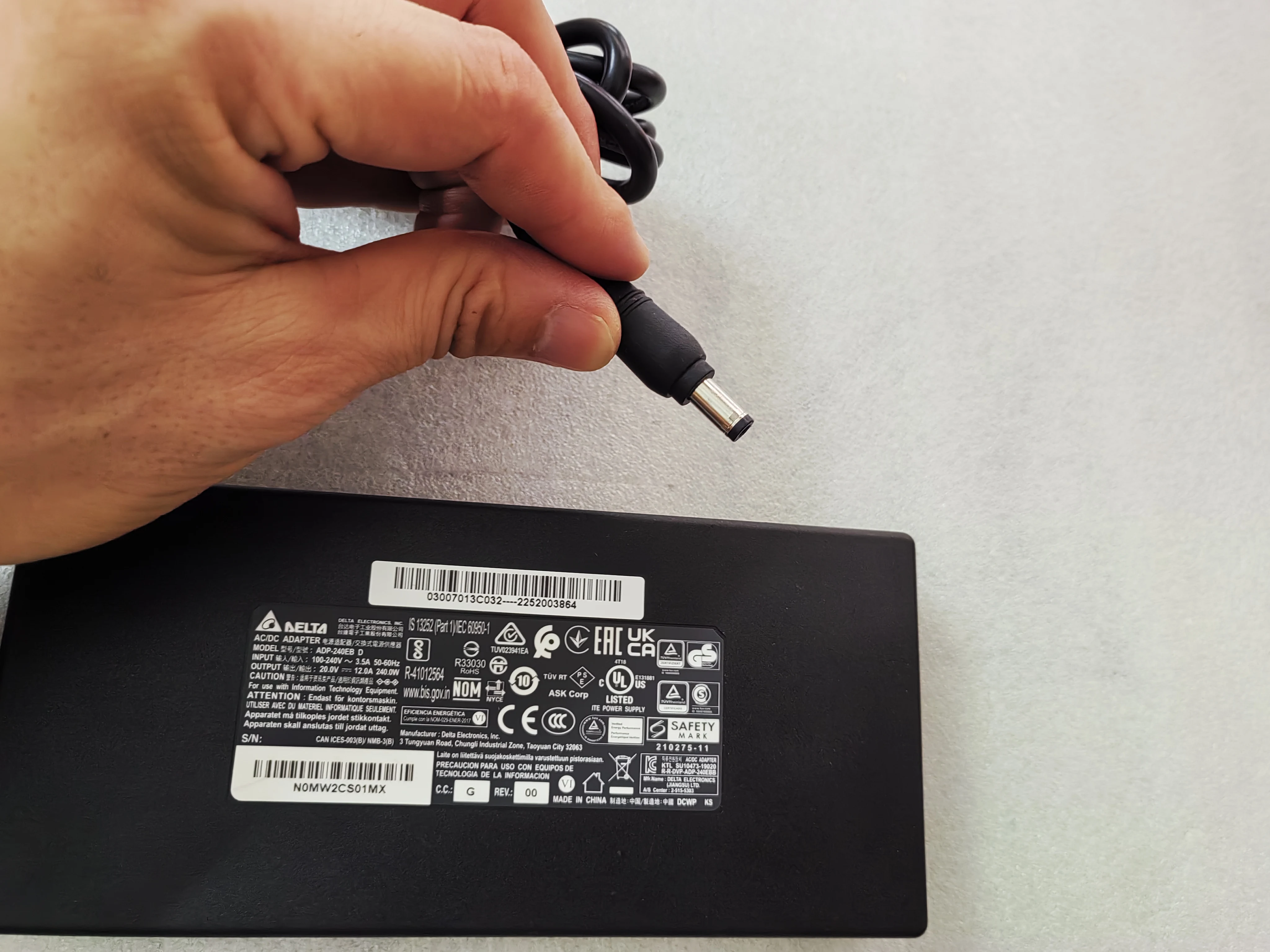 حقيقي سليم دلتا 20 فولت 12A ADP-20EB D 5.5 مللي متر 240 واط محول التيار المتردد لأجهزة الكمبيوتر المحمول ThundeRobot S RTX5070TI 2025