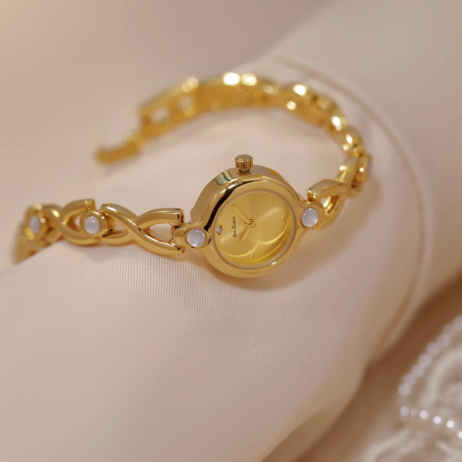 Vintage-style high-end watch, Christmas gift, exquisite women's wristwatch, high-quality women's watch, women's gift.