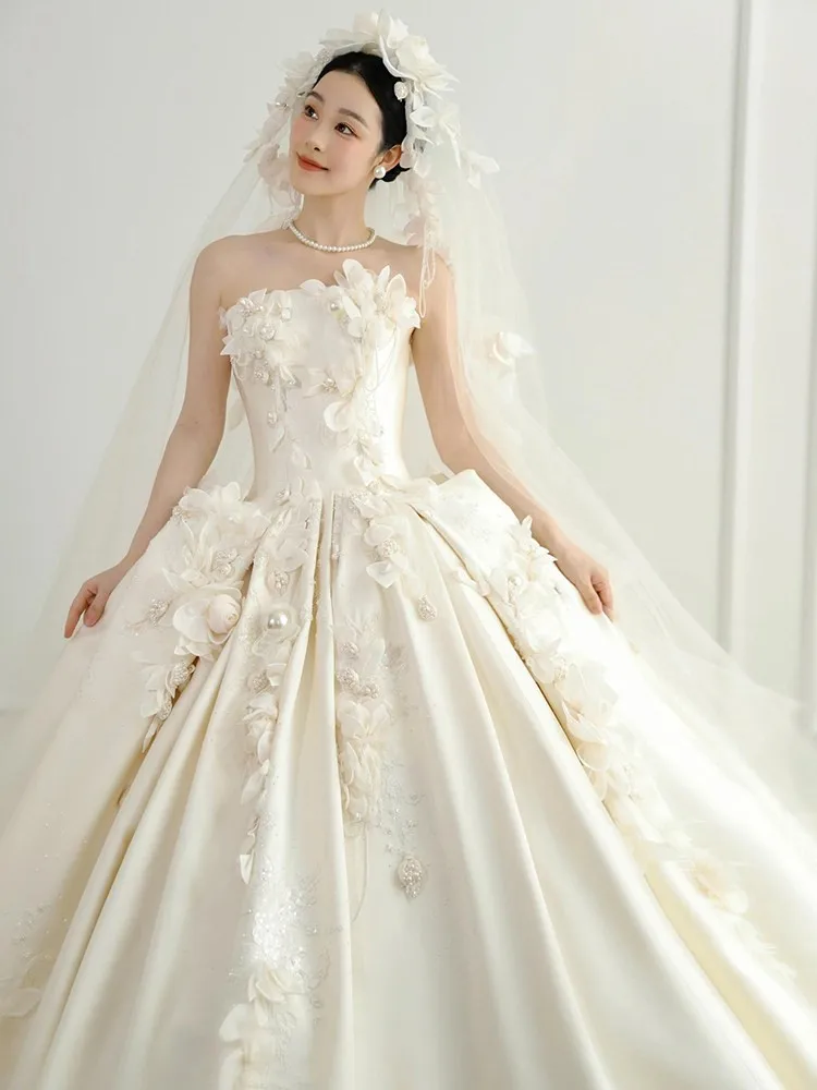 A new strapless satin textured dress with large tail