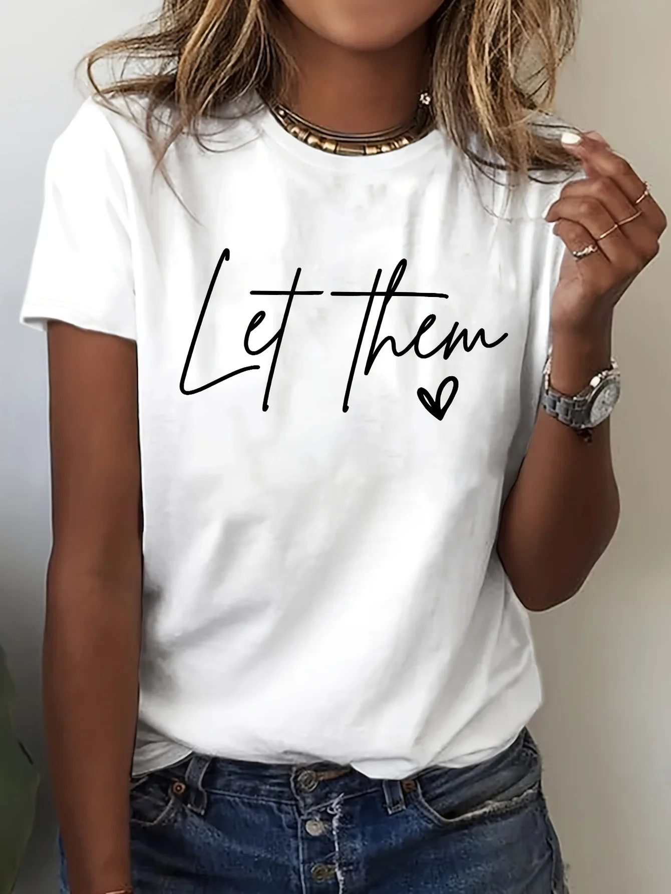 تي شيرت نسائي كاجوال مطبوع عليه قلب "Let them" - أكمام قصيرة ورقبة دائرية، قميص مريح، قماش متوسط التمدد قابل للغسل في الغسالة