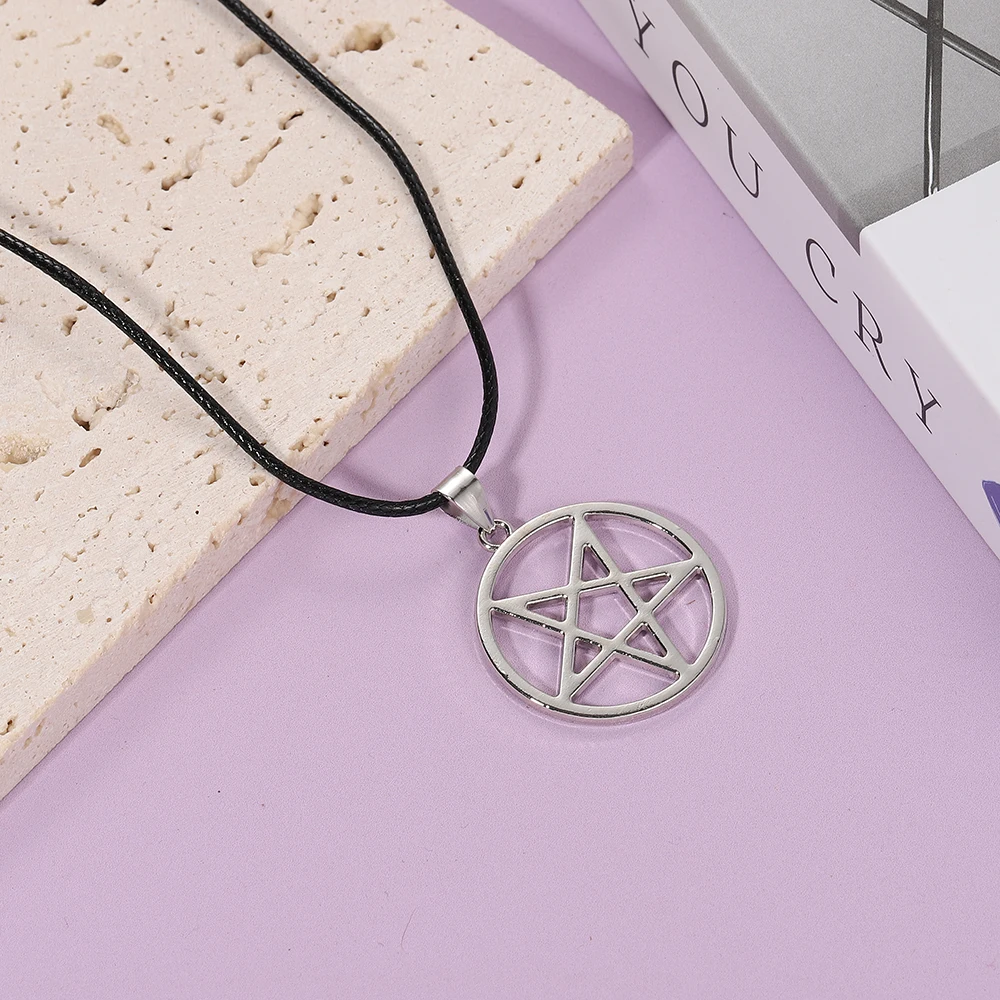 Halskette mit Hohlpentagramm-Anhänger im Gothic-Stil, mit schwarzem Wachsschnurband, verstellbar, für Herren und Damen, geometrisches Accessoire für den täglichen Gebrauch. – Detail 2