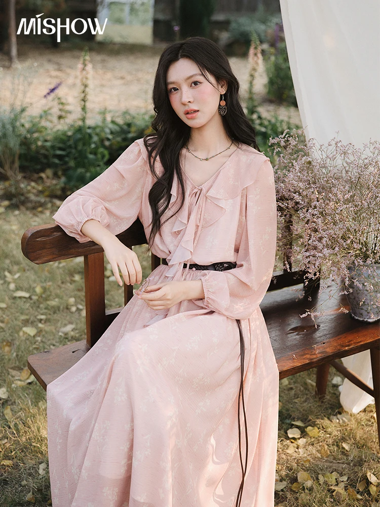 

Женское платье MISHOW с V-образным вырезом, длинными рукавами, оборками и поясом, весна 2026, элегантное розовое шифоновое платье с многоярусными оборками MXF14L2560
