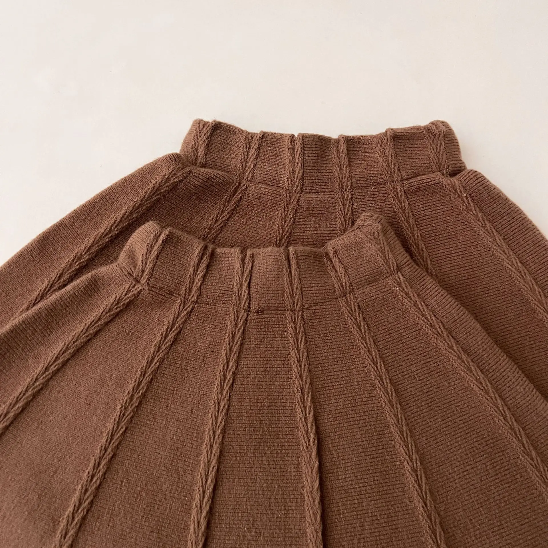 Dziecięcy zestaw swetrowy na jesień i zimę dla dziewczynek, koreańska wersja, nowy haftowany sweter z dzianiny + plisowana spódnica, dwuczęściowy zestaw.