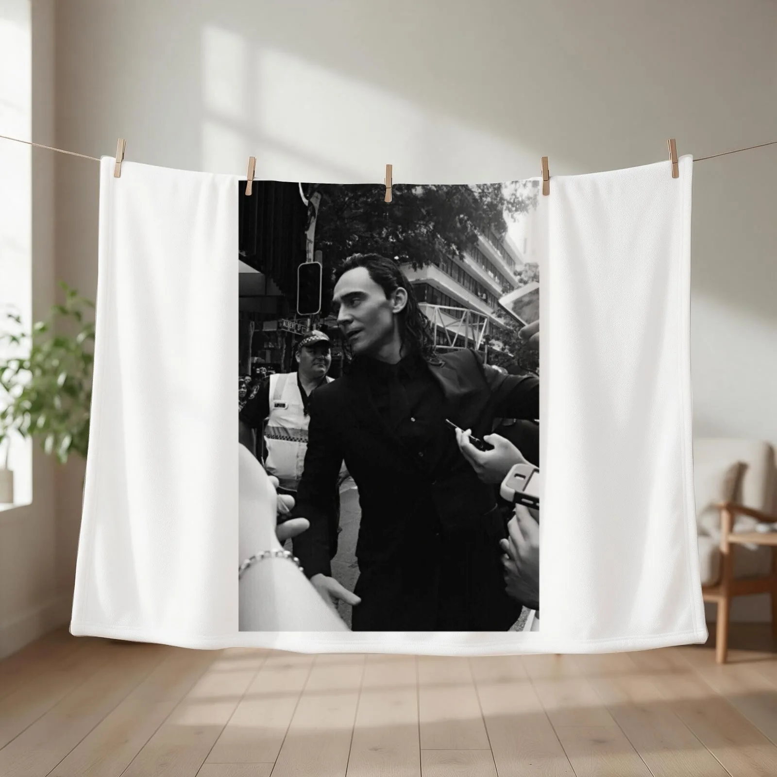 tom hiddleston Throw Blanket