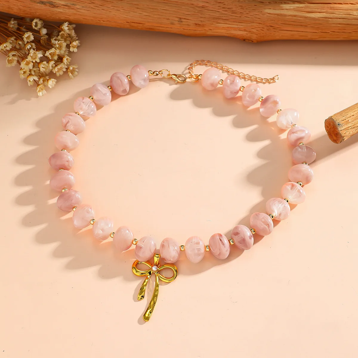 Goldfarbene Edelstahl-Halskette mit Schleifenanhänger, bunte runde Acrylperlen, Choker-Kragen, modischer Boho-Stil, Schmuck für Frauen