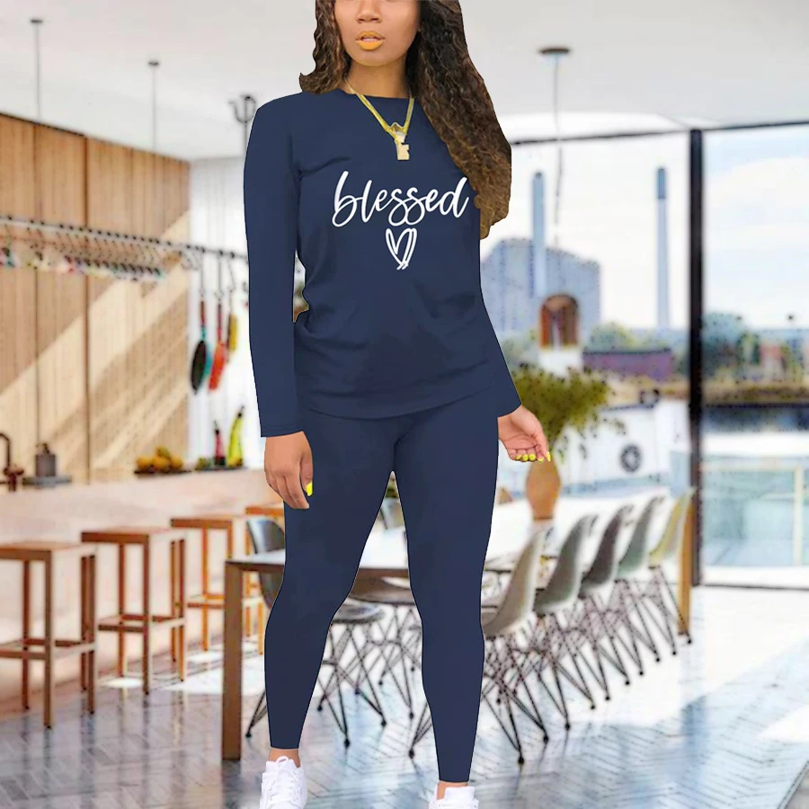 Dwuczęściowy damski T-shirt z długim rękawem i okrągłym dekoltem z nadrukiem i obcisłymi spodniami sportowymi