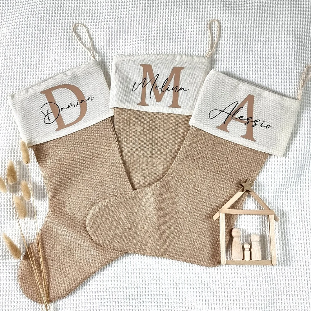 جوارب سانتا المخصصة مع الاسم والحروف لملء الجورب من سانتا هدية سانتا المخصصة لتزيين شجرة عيد الميلاد