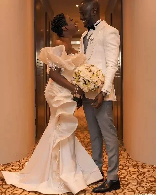 Abiti da sposa a sirena personalizzati con spalle scoperte Abiti da sposa taglie forti con volant in rilievo Sweep Train Satin Vestido De Novi