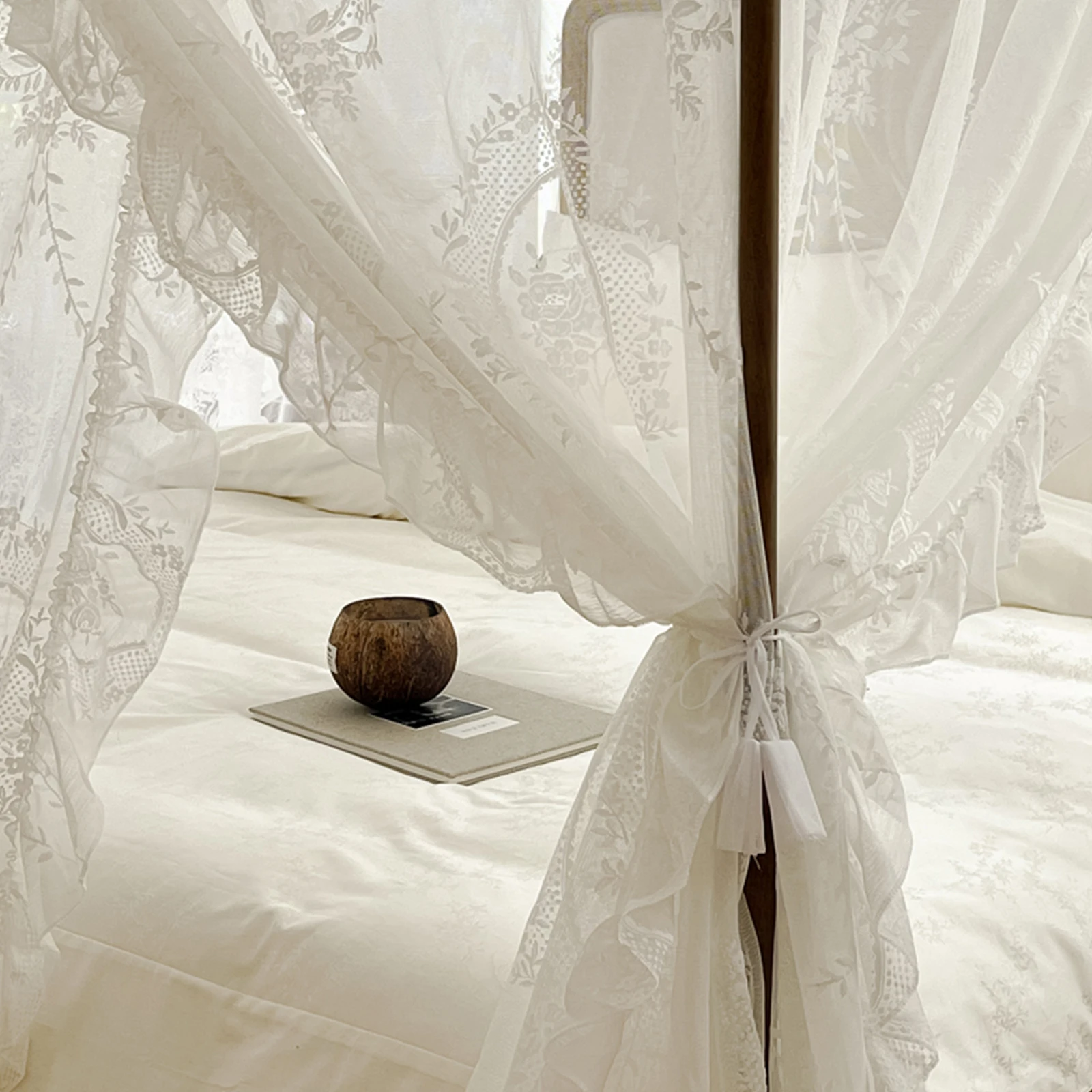 ジャカードレースのベッドカーテン、トリプルドアデザイン、グレアをブロックし、プライバシーを強化、花のモチーフが寝室に魅力を加えます。