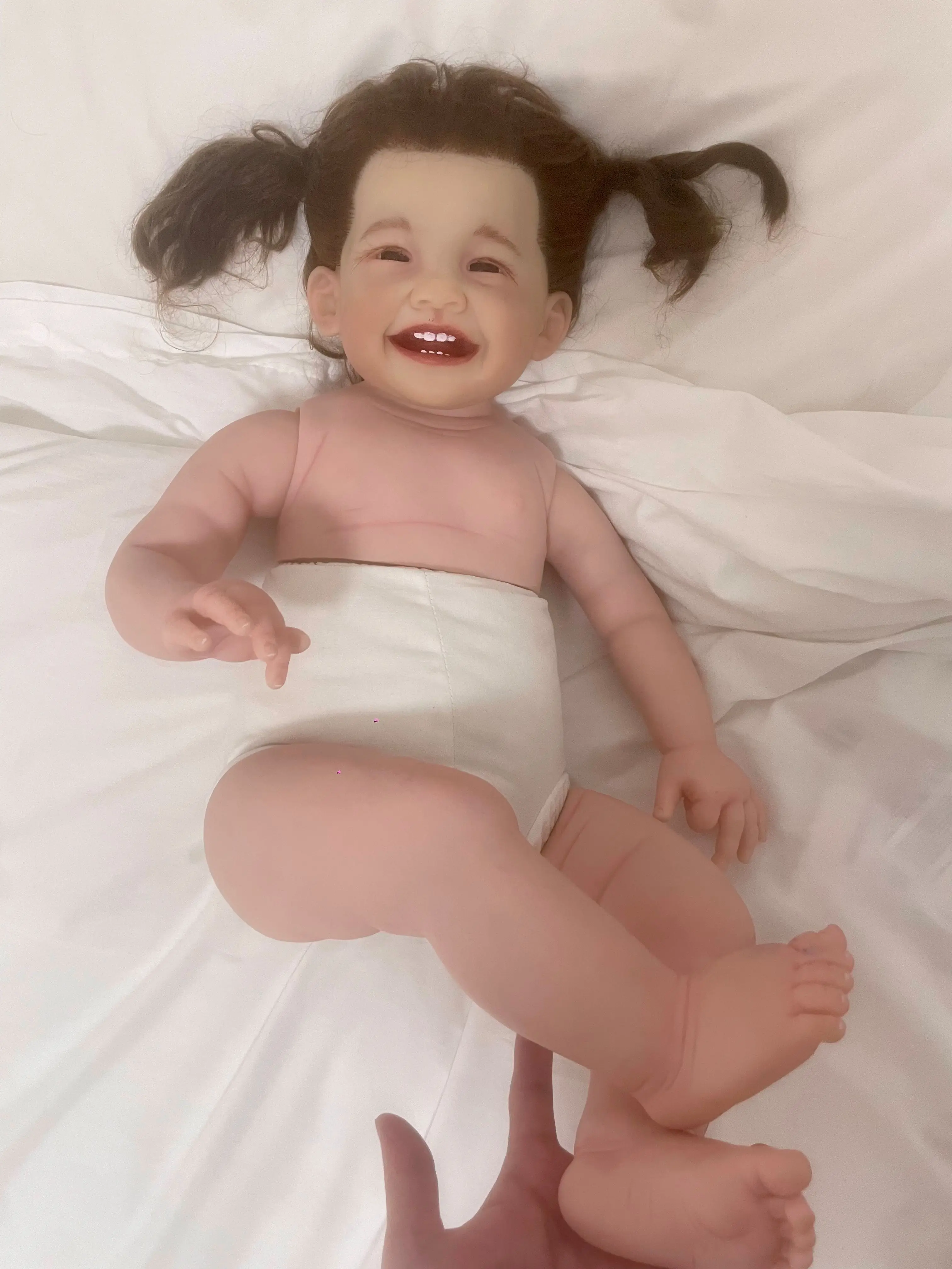 Mila Muñeca Reborn de 28 pulgadas Niña enorme Mila Niña sonriente Kit pintado con conectores y cuerpo de tela con pelo enraizado a mano