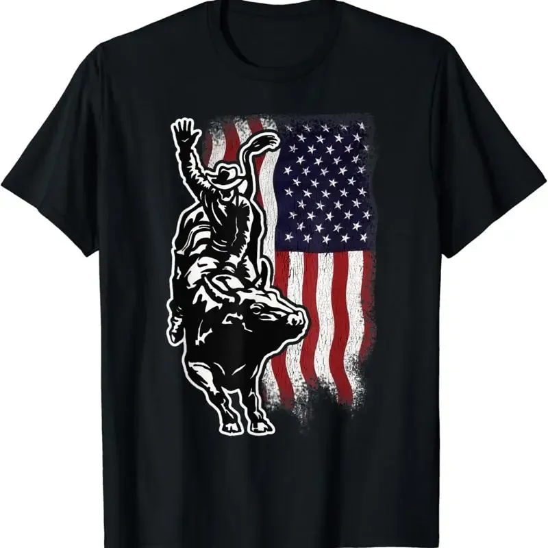 Camiseta patriótica con motivos de rodeo, toro y bandera estadounidense, ideal para el 4 de julio.