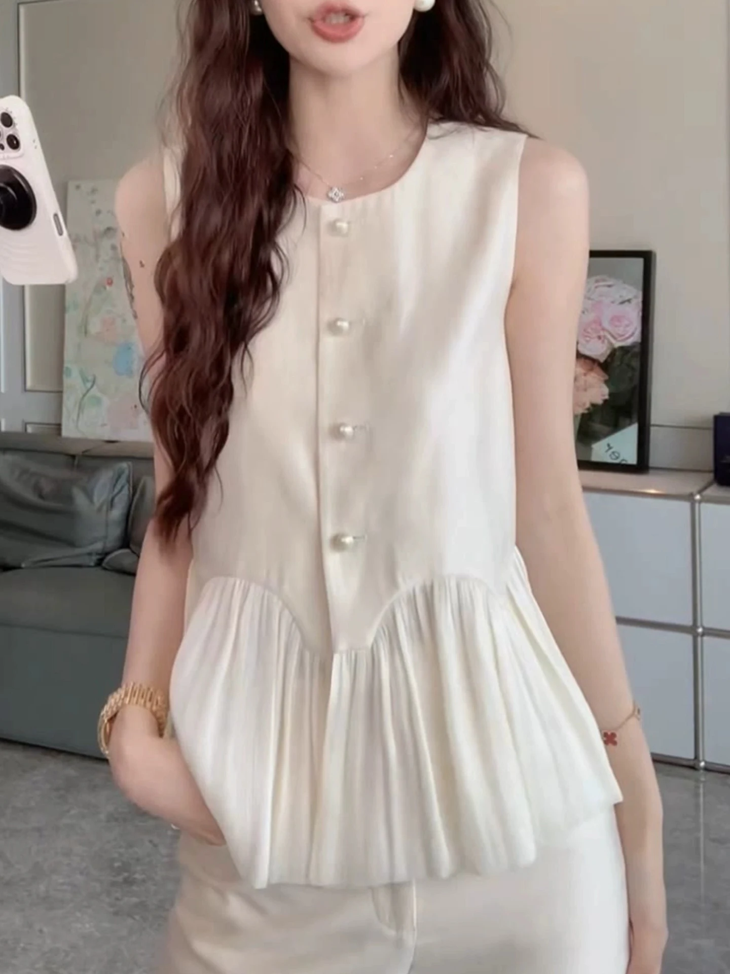 توب نسائي صيفي 2025 بتصميم أنيق وعصري بدون أكمام بزر واحد، مناسب للعمل والمناسبات اليومية.