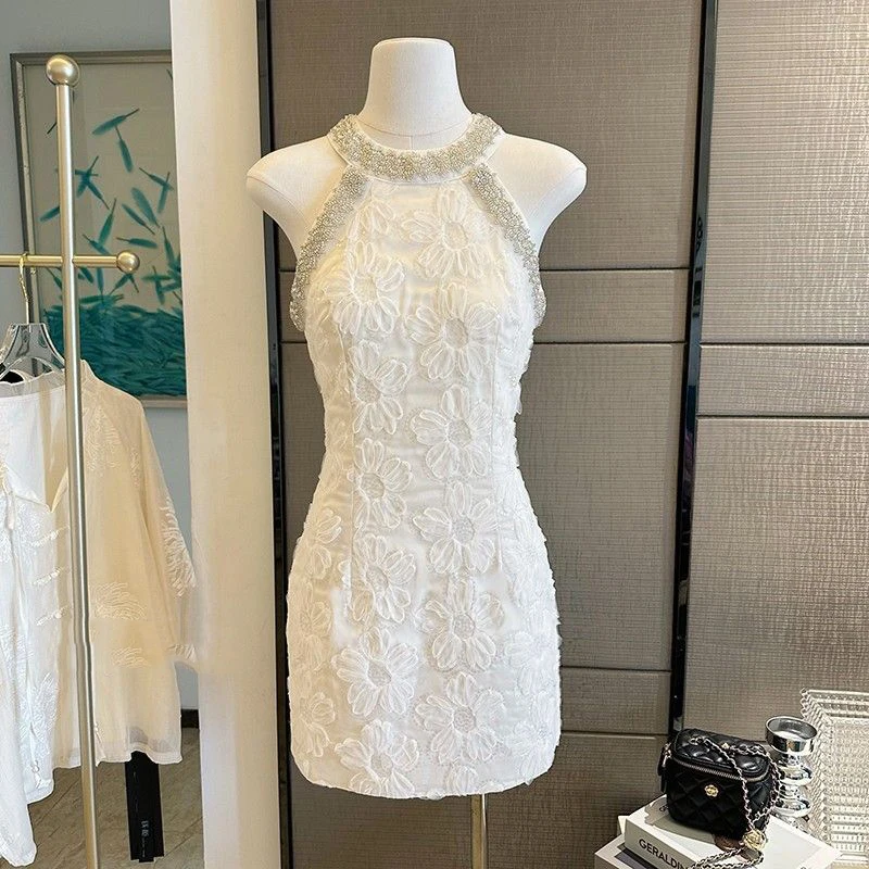 Sukienka damska letnia z koralikowym dekoltem, trójwymiarowym kwiatem, elegancka, podkreślająca figurę, styl cheongsam.