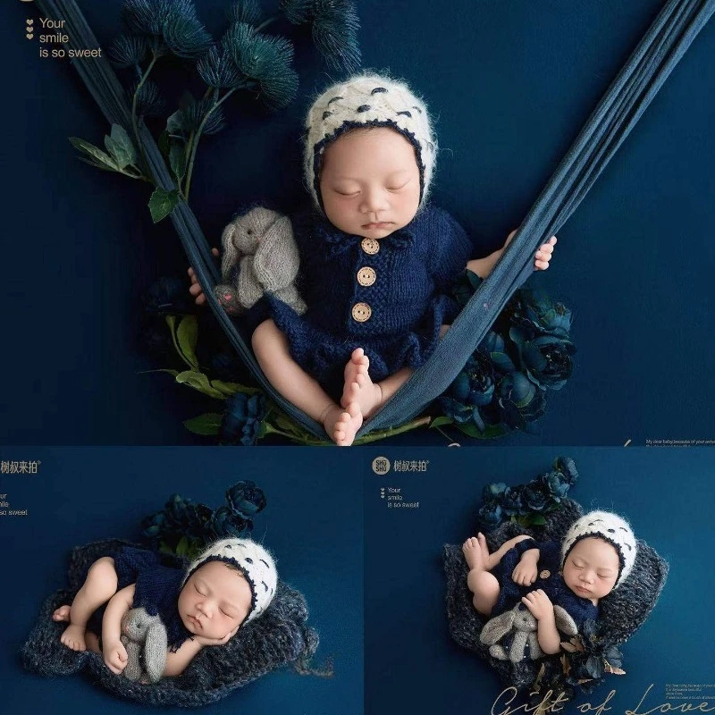 新生児写真撮影用小道具-ヴィンテージ手作りニット衣装-帽子付き-ダークブルーの花柄マット背景-ウサギ人形-スタジオ写真撮影