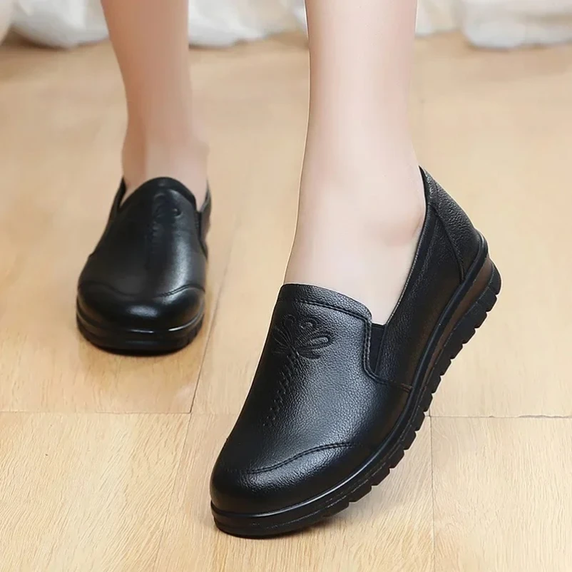 

2025 Women's Genuine Leather Casual Shoes Autumn Loafers Ladies Flats Classic Sewing Round Toe Outside Shoes