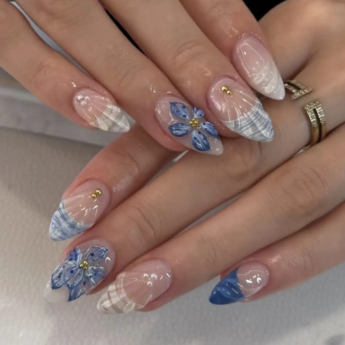 24枚入り ブルー レリーフフラワー つけ爪 クリエイティブ サマー アクリルネイル ショートアーモンド プレスオンネイル シェル オーシャンパール フェイクネイル アート