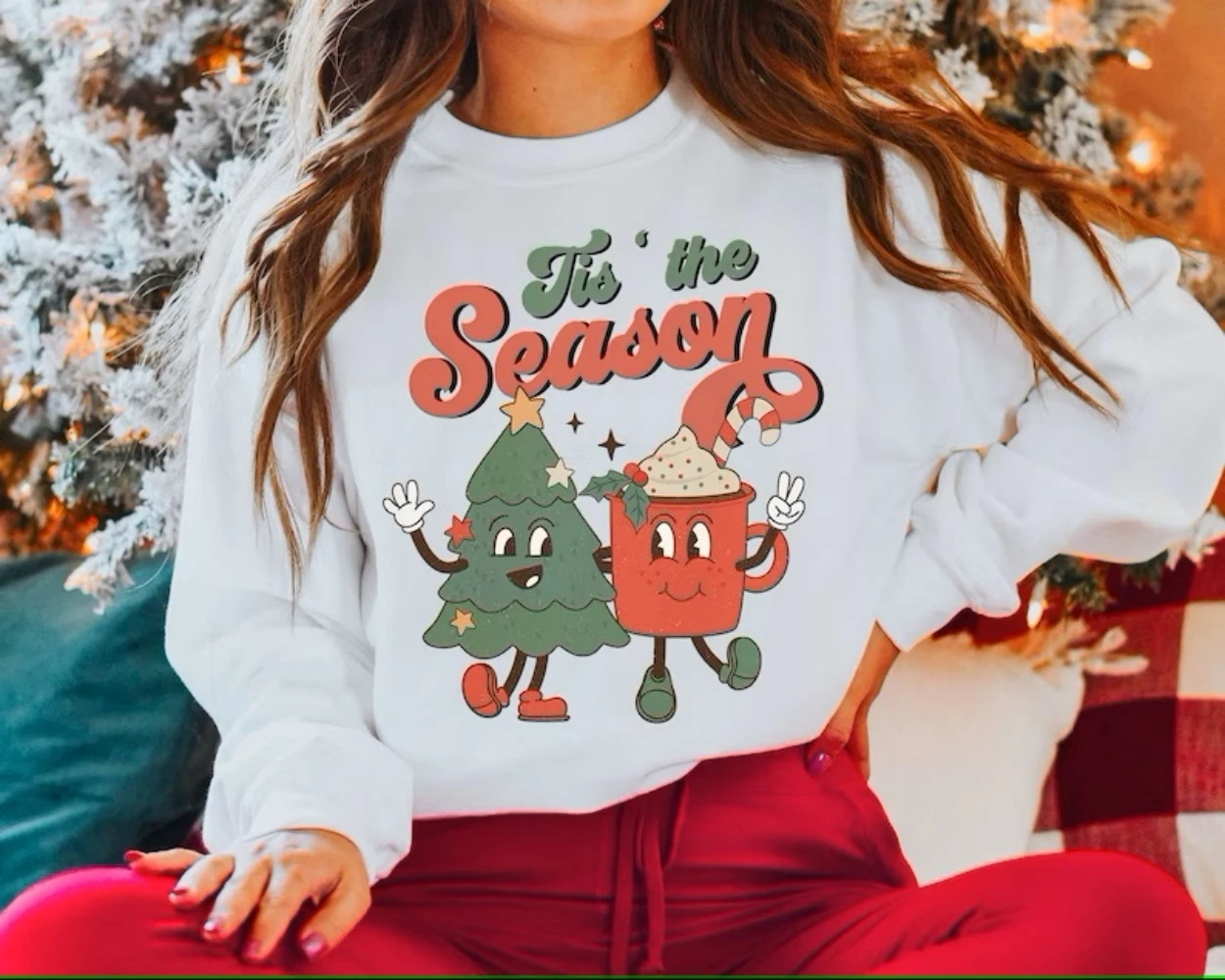 Tis The Season เสื้อสเวตเตอร์คริสต์มาสย้อนยุคเสื้อคอกลมเสื้อสวมหัวทันสมัยคริสต์มาสเสื้อเสื้อยืดคอกลมพิมพ์ลายลำลองใหม่