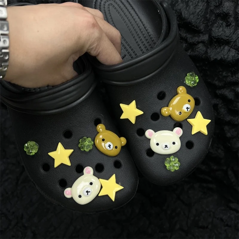 MINISO القابلة للإزالة Rilakkuma الدب سلسلة الأحذية السحر ل قباقيب حسن الحظ البرسيم لتقوم بها بنفسك دائم ABS المواد هدايا حفلة عيد الميلاد