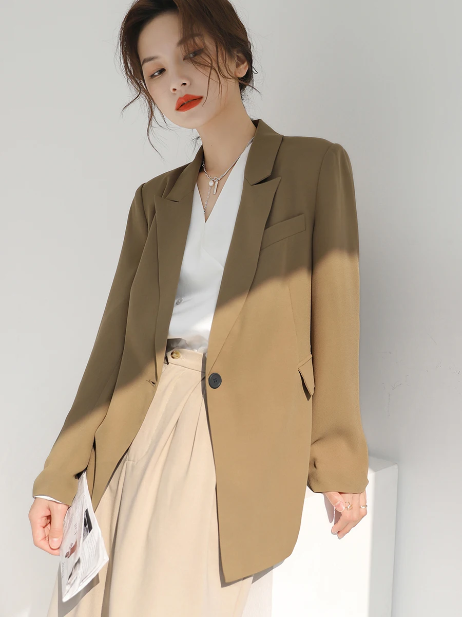 

Женский костюм цвета хаки: модный, элегантный, универсальный, тонкий, с драпировкой, подкладкой на плечах и регулируемой талией. Новинка осени.