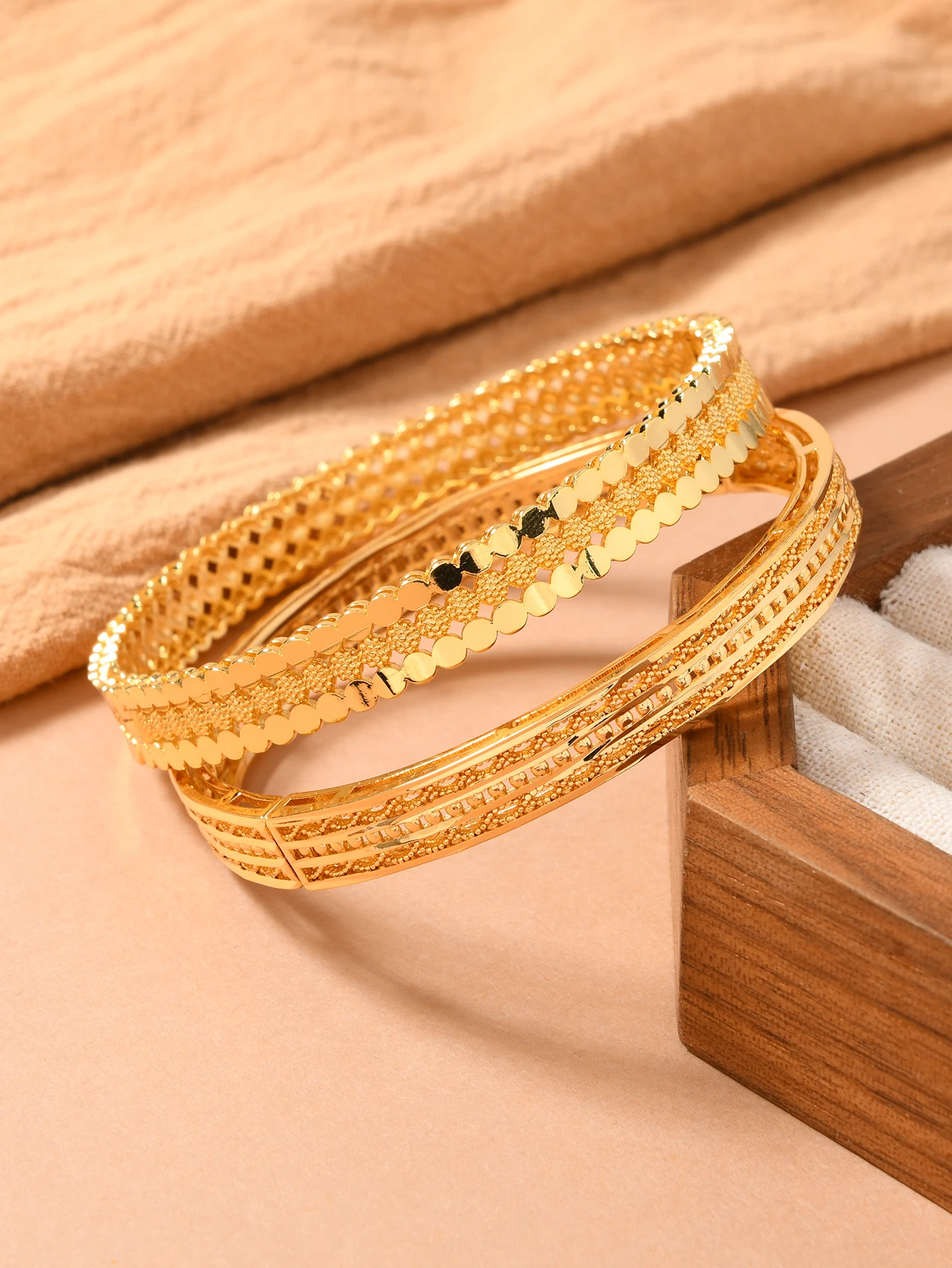 قطعتان من سوار نسائي أصفر متعدد الطبقات من النحاس المطلي بالذهب على الطراز العربي السعودي في الشرق الأوسط متعدد الطبقات بإبزيم مفتوح #2