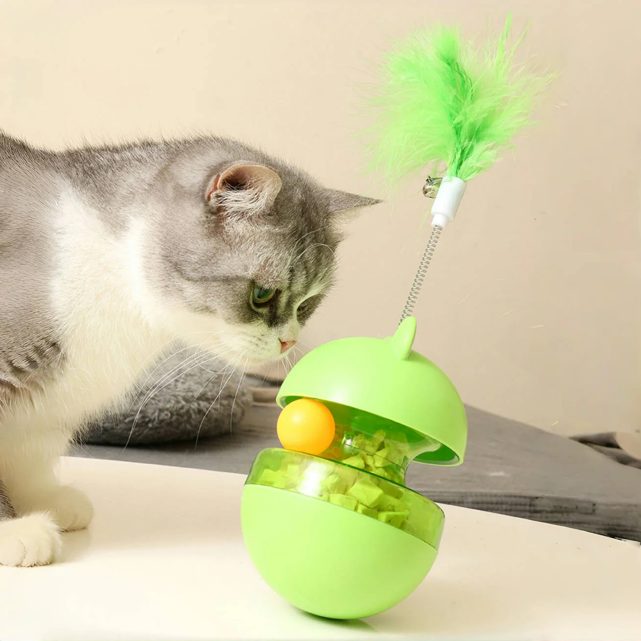 Frog Wobbler Toy: Spin & Treat Dispenser mit Federteaser – Tipping Motion Katzenspielzeug für Indoor-Solospiel- und Selbstanuführung