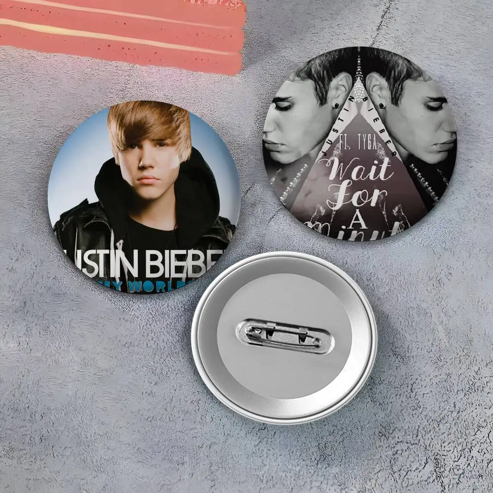 J-Justin B-Bieber شارات المغني شارة رائعة مستديرة دبابيس الإبداعية للملابس قبعة ظهره هدية اكسسوارات