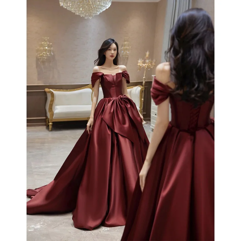 Sukienka na toast weselny Wiosna/Lato 2025 Nowa Sukienka na jedno ramię High End, Niszowy Temperament, Bordowa Satynowa Sukienka Zaręczynowa Wieczorowa