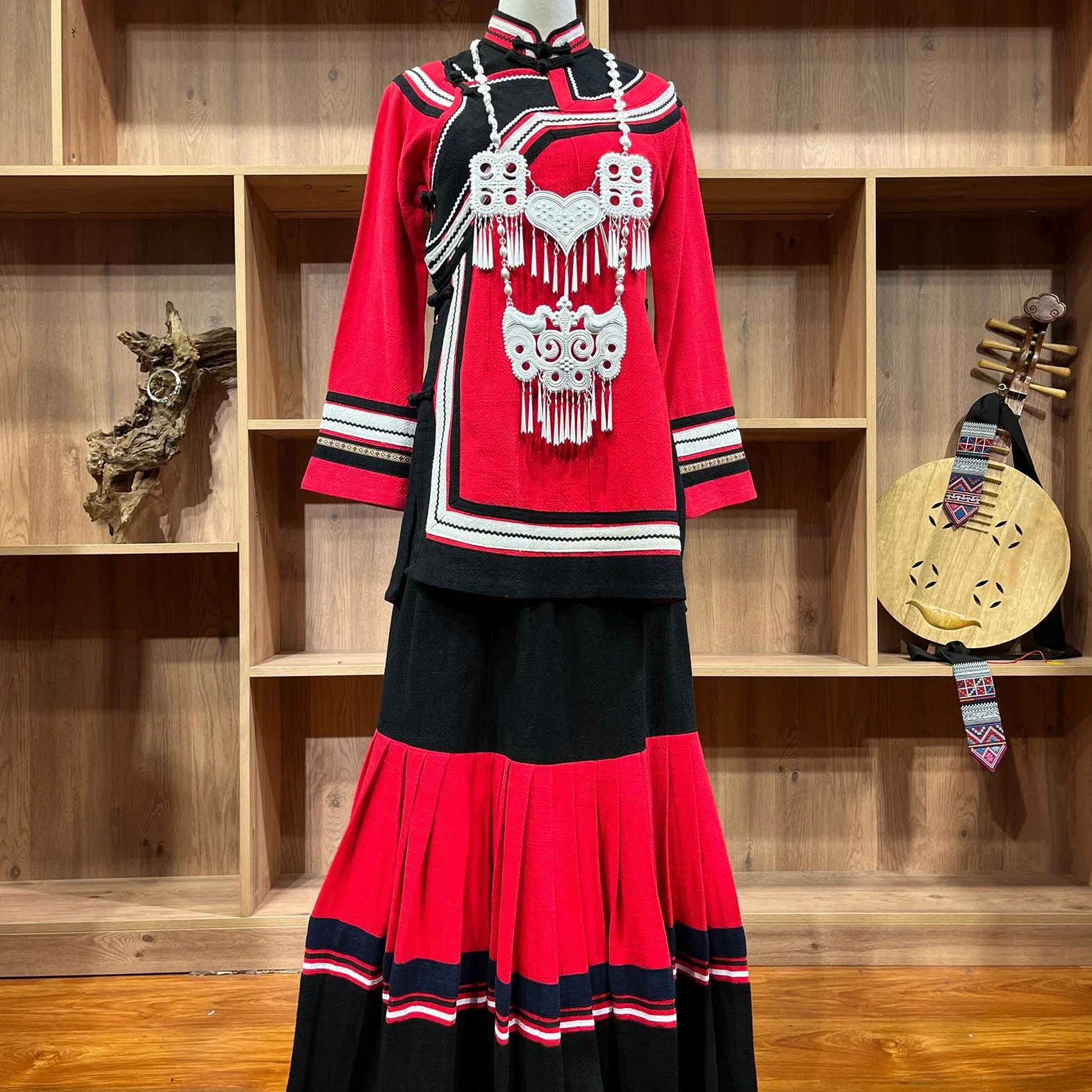 Yi modificado, ropa de mujer de algodón y lino rojo grande personalizada, ropa de estilo étnico, conjunto de dos piezas hmong